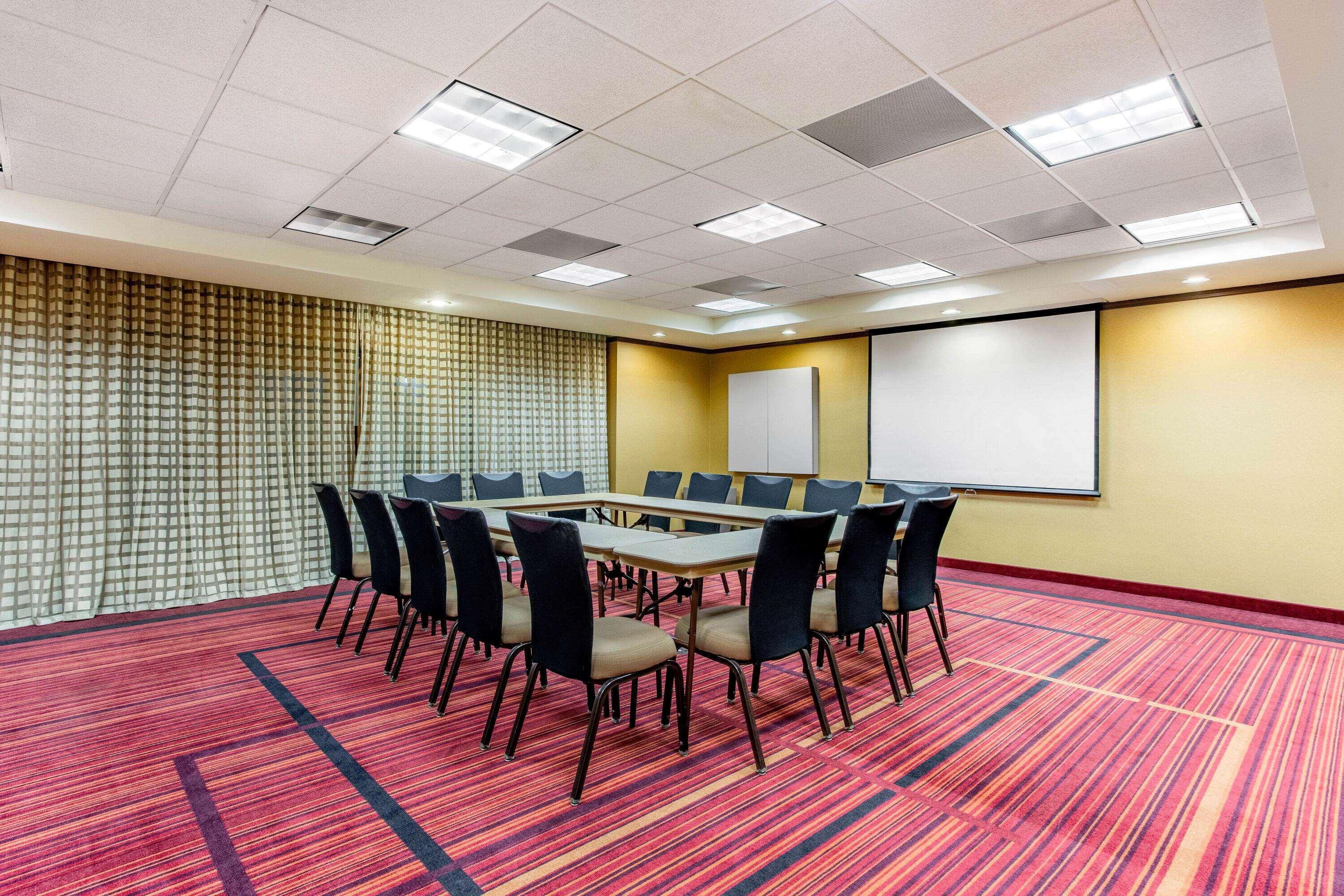 Отель La Quinta By Wyndham Raleigh/Durham Southpoint Экстерьер фото