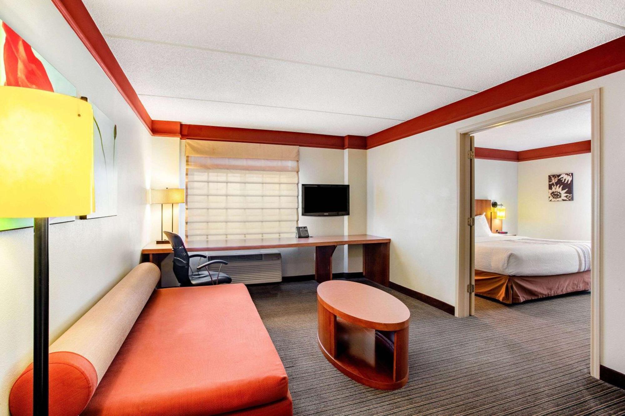 Отель La Quinta By Wyndham Raleigh/Durham Southpoint Экстерьер фото
