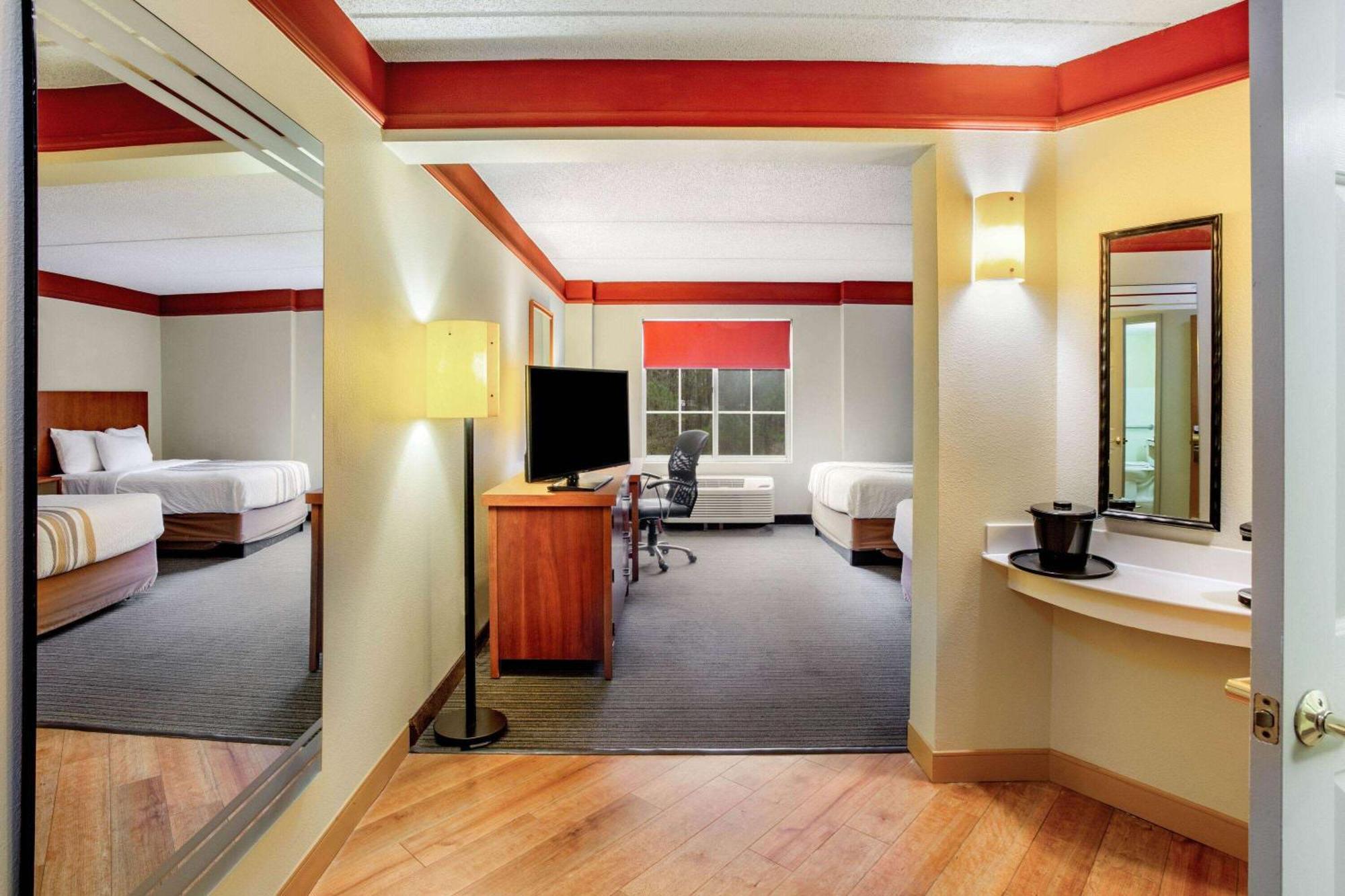 Отель La Quinta By Wyndham Raleigh/Durham Southpoint Экстерьер фото