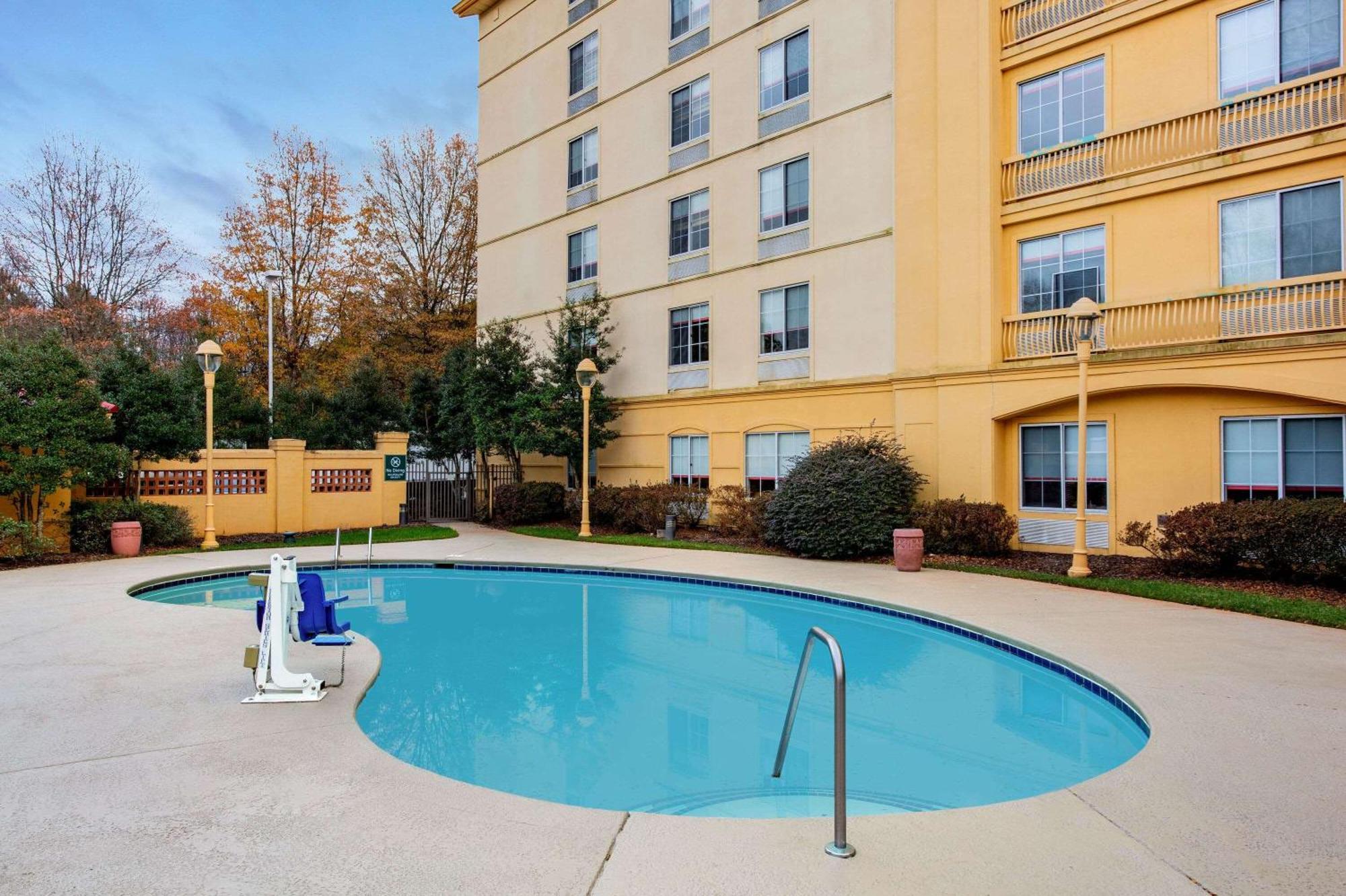 Отель La Quinta By Wyndham Raleigh/Durham Southpoint Экстерьер фото